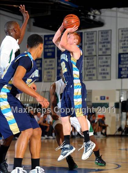 Thumbnail 1 in Foothill vs. Dorsey (MaxPreps Holiday Classic) photogallery.
