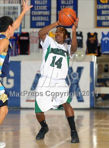 Thumbnail 2 in Foothill vs. Dorsey (MaxPreps Holiday Classic) photogallery.