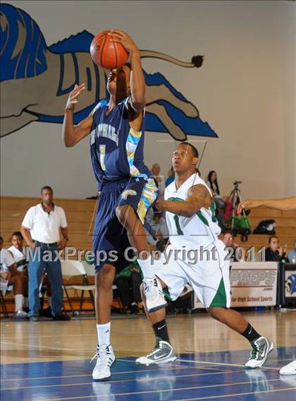 Thumbnail 3 in Foothill vs. Dorsey (MaxPreps Holiday Classic) photogallery.