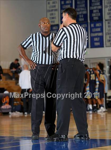 Thumbnail 2 in Foothill vs. Dorsey (MaxPreps Holiday Classic) photogallery.