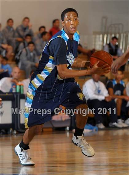 Thumbnail 3 in Foothill vs. Dorsey (MaxPreps Holiday Classic) photogallery.