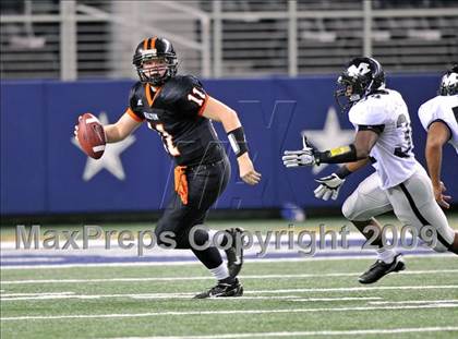 Thumbnail 2 in Haltom vs. Martin (Texas 5A D1 Region I Bi-District Playoffs) photogallery.