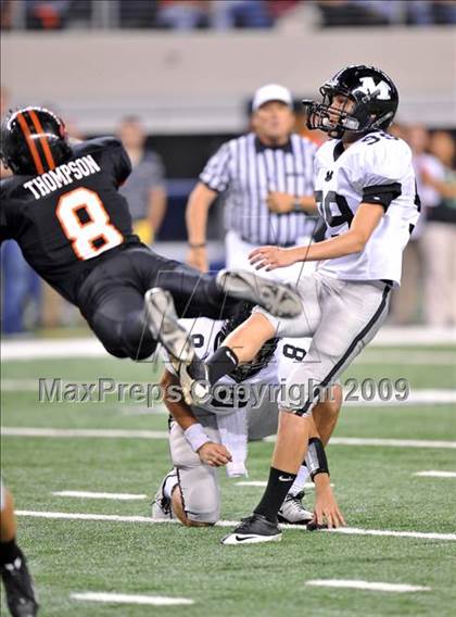 Thumbnail 3 in Haltom vs. Martin (Texas 5A D1 Region I Bi-District Playoffs) photogallery.
