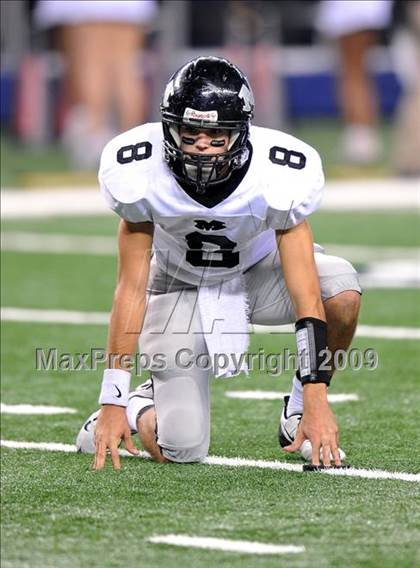 Thumbnail 2 in Haltom vs. Martin (Texas 5A D1 Region I Bi-District Playoffs) photogallery.