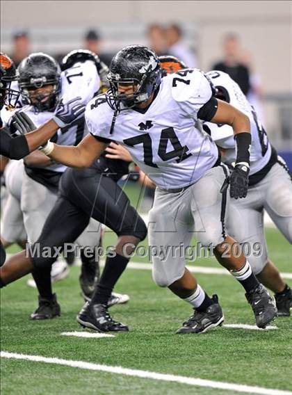 Thumbnail 2 in Haltom vs. Martin (Texas 5A D1 Region I Bi-District Playoffs) photogallery.