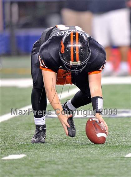 Thumbnail 3 in Haltom vs. Martin (Texas 5A D1 Region I Bi-District Playoffs) photogallery.