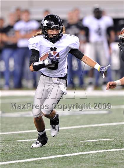 Thumbnail 2 in Haltom vs. Martin (Texas 5A D1 Region I Bi-District Playoffs) photogallery.