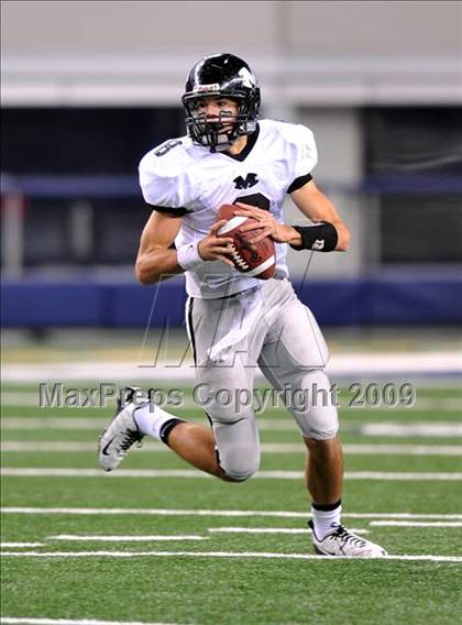 Thumbnail 1 in Haltom vs. Martin (Texas 5A D1 Region I Bi-District Playoffs) photogallery.