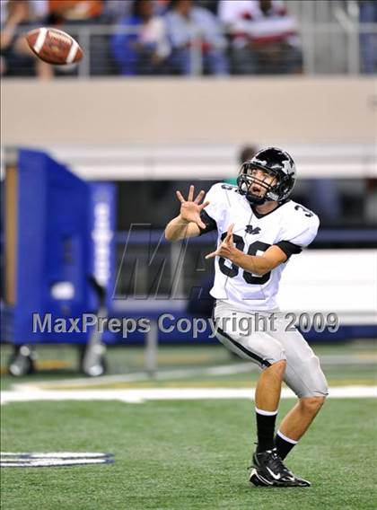 Thumbnail 3 in Haltom vs. Martin (Texas 5A D1 Region I Bi-District Playoffs) photogallery.