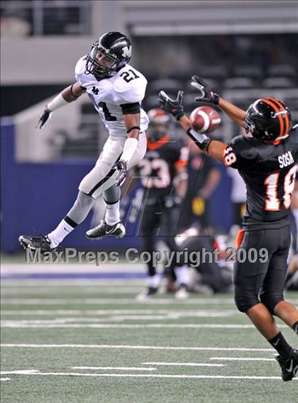 Thumbnail 1 in Haltom vs. Martin (Texas 5A D1 Region I Bi-District Playoffs) photogallery.