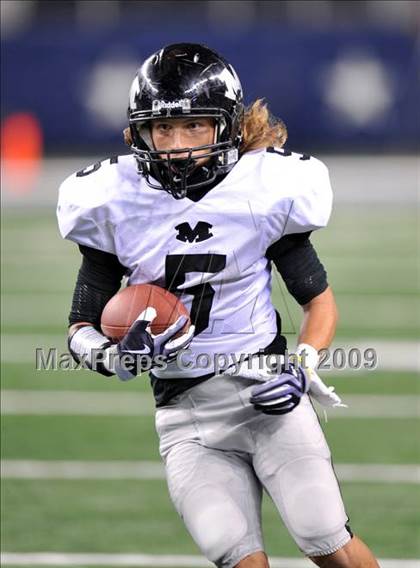 Thumbnail 1 in Haltom vs. Martin (Texas 5A D1 Region I Bi-District Playoffs) photogallery.