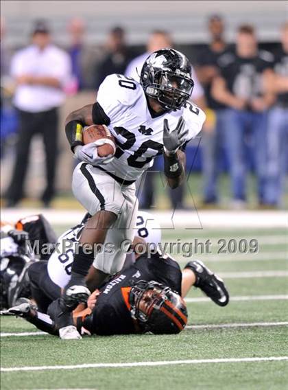 Thumbnail 1 in Haltom vs. Martin (Texas 5A D1 Region I Bi-District Playoffs) photogallery.