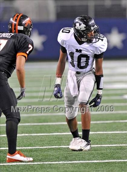 Thumbnail 1 in Haltom vs. Martin (Texas 5A D1 Region I Bi-District Playoffs) photogallery.