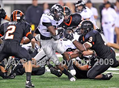Thumbnail 3 in Haltom vs. Martin (Texas 5A D1 Region I Bi-District Playoffs) photogallery.