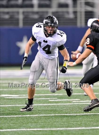 Thumbnail 1 in Haltom vs. Martin (Texas 5A D1 Region I Bi-District Playoffs) photogallery.