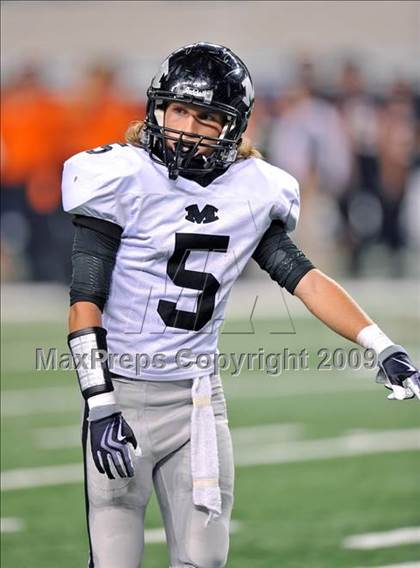 Thumbnail 1 in Haltom vs. Martin (Texas 5A D1 Region I Bi-District Playoffs) photogallery.