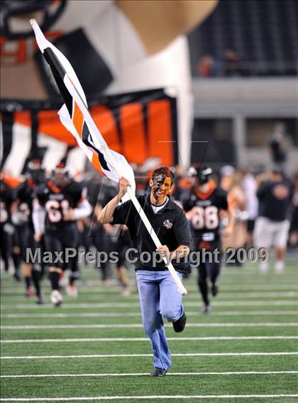 Thumbnail 1 in Haltom vs. Martin (Texas 5A D1 Region I Bi-District Playoffs) photogallery.