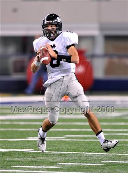Thumbnail 2 in Haltom vs. Martin (Texas 5A D1 Region I Bi-District Playoffs) photogallery.
