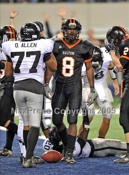 Thumbnail 1 in Haltom vs. Martin (Texas 5A D1 Region I Bi-District Playoffs) photogallery.