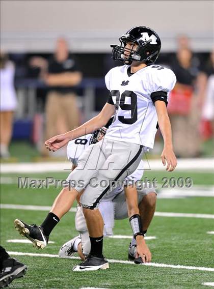 Thumbnail 2 in Haltom vs. Martin (Texas 5A D1 Region I Bi-District Playoffs) photogallery.