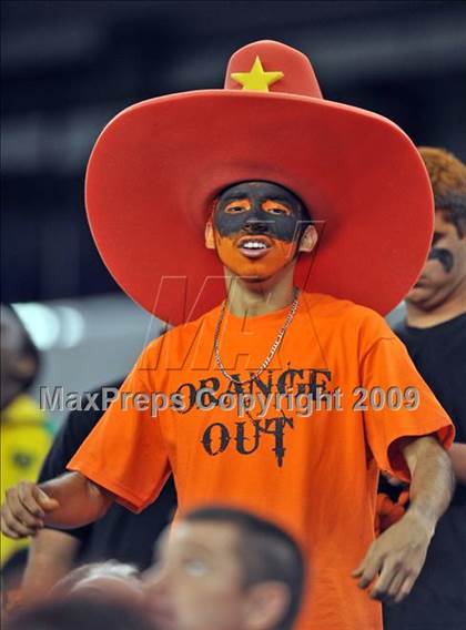 Thumbnail 3 in Haltom vs. Martin (Texas 5A D1 Region I Bi-District Playoffs) photogallery.
