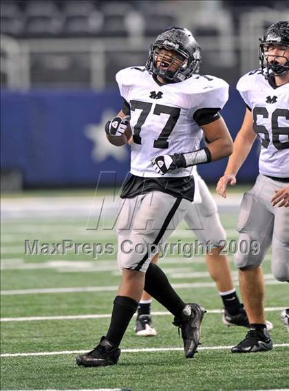 Thumbnail 1 in Haltom vs. Martin (Texas 5A D1 Region I Bi-District Playoffs) photogallery.