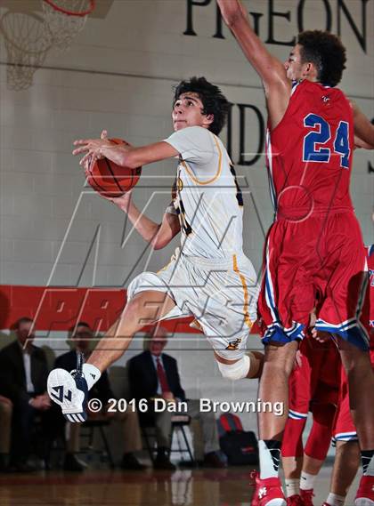 Thumbnail 2 in Seymour vs  Scott County  (King of the Smokies) photogallery.