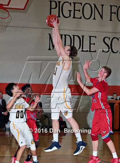 Thumbnail 1 in Seymour vs  Scott County  (King of the Smokies) photogallery.