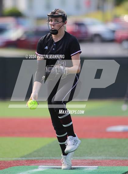 Thumbnail 3 in DeWitt vs. Lincoln (AAA 3A Semifinal) photogallery.