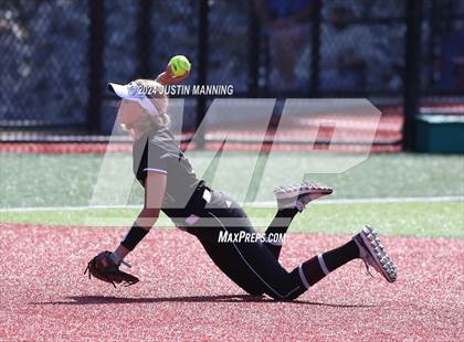 Thumbnail 1 in DeWitt vs. Lincoln (AAA 3A Semifinal) photogallery.