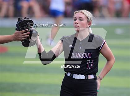 Thumbnail 3 in DeWitt vs. Lincoln (AAA 3A Semifinal) photogallery.