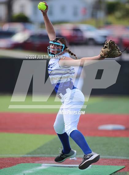 Thumbnail 2 in DeWitt vs. Lincoln (AAA 3A Semifinal) photogallery.