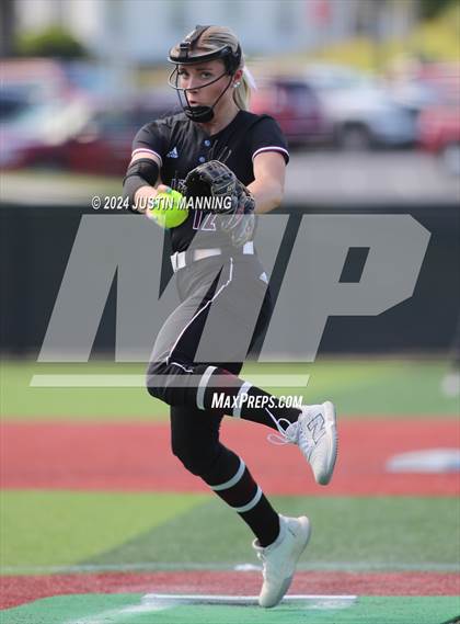 Thumbnail 1 in DeWitt vs. Lincoln (AAA 3A Semifinal) photogallery.