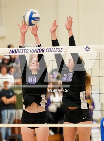 Thumbnail 2 in Christian Brothers vs. Escalon (CIF SJS D3 Final) photogallery.