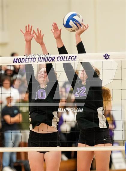 Thumbnail 3 in Christian Brothers vs. Escalon (CIF SJS D3 Final) photogallery.