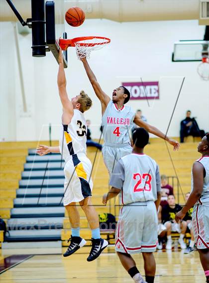 Thumbnail 2 in Del Oro vs Vallejo (Whitney Christmas Classic) photogallery.