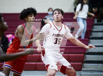 Thumbnail 1 in Beyer vs. Modesto photogallery.