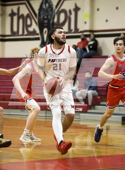 Thumbnail 1 in Beyer vs. Modesto photogallery.