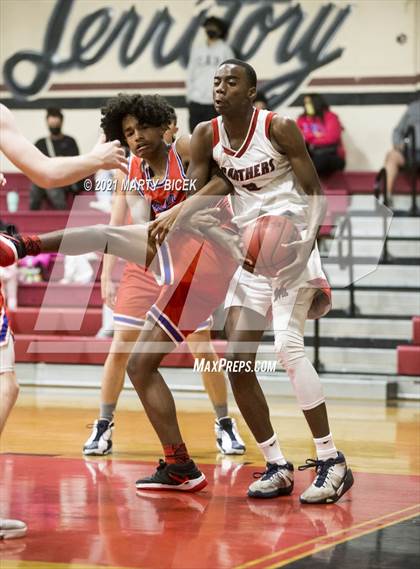 Thumbnail 2 in Beyer vs. Modesto photogallery.