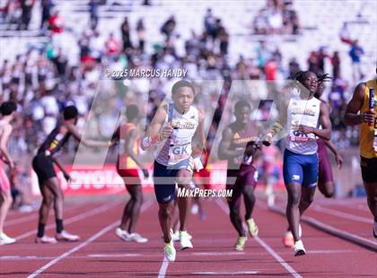 Thumbnail 2 in Penn Relays (4 X 400 Meter) photogallery.