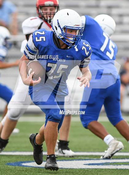 Thumbnail 3 in Robinson vs. Lorena photogallery.