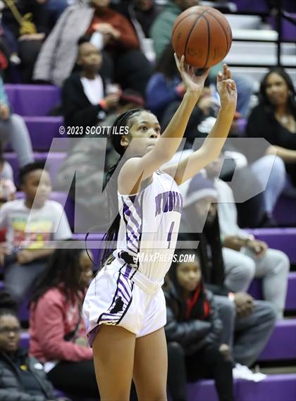 Thumbnail 2 in Lincoln vs. Africentric Early College (OGBR Classic in the City) photogallery.