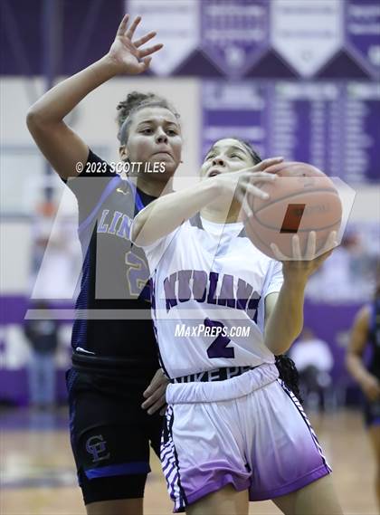 Thumbnail 2 in Lincoln vs. Africentric Early College (OGBR Classic in the City) photogallery.