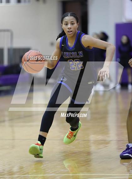 Thumbnail 2 in Lincoln vs. Africentric Early College (OGBR Classic in the City) photogallery.