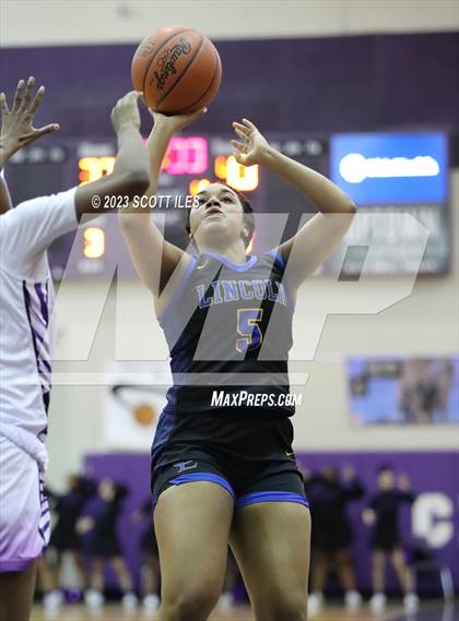 Thumbnail 3 in Lincoln vs. Africentric Early College (OGBR Classic in the City) photogallery.