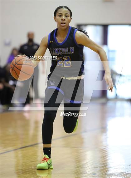 Thumbnail 2 in Lincoln vs. Africentric Early College (OGBR Classic in the City) photogallery.