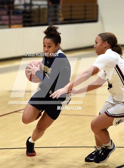 Thumbnail 1 in Desert Vista vs Hamilton (AIA 6A Round 1 Playoff) photogallery.