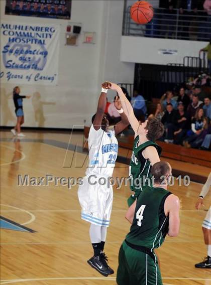 Thumbnail 1 in Owensboro Catholic @ Muhlenberg County photogallery.