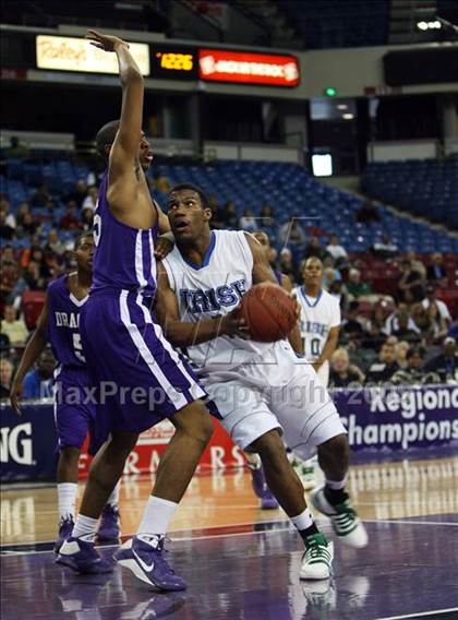 Thumbnail 2 in Sacramento vs. Sacred Heart Cathedral (CIF NorCal D3 Final) photogallery.