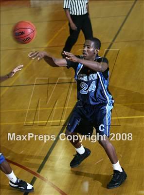 Thumbnail 2 in Compton vs. Gahr (MaxPreps Holiday Classic) photogallery.